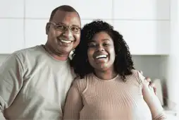 um casal abraçado para representar os benefícios do governo