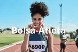 uma mulher com uma medalha nas mãos para representar o bolsa-atleta