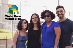 família ao lado do logo do minha casa minha vida
