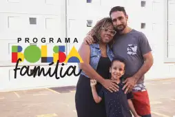 família ao lado do logotipo do programa bolsa família