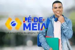 jovem estudante ao lado do logotipo do programa pé-de-meia